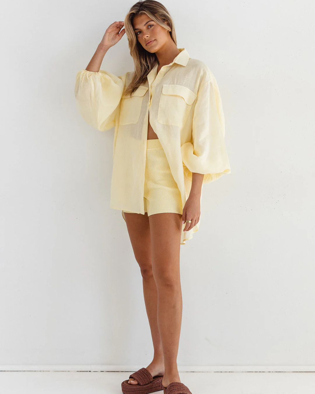 Camisa oversize de lino para mujer con diseño informal y mangas abullonadas