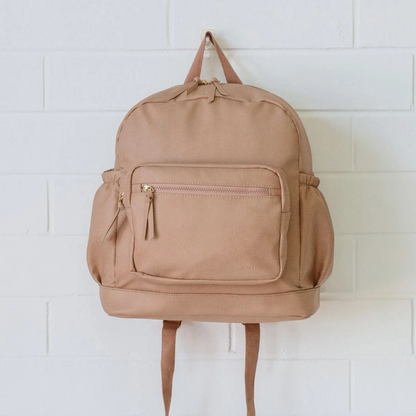 Mochila de lona con múltiples compartimentos y cierre dorado