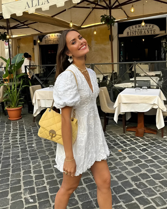 Vestido corto con escote en V