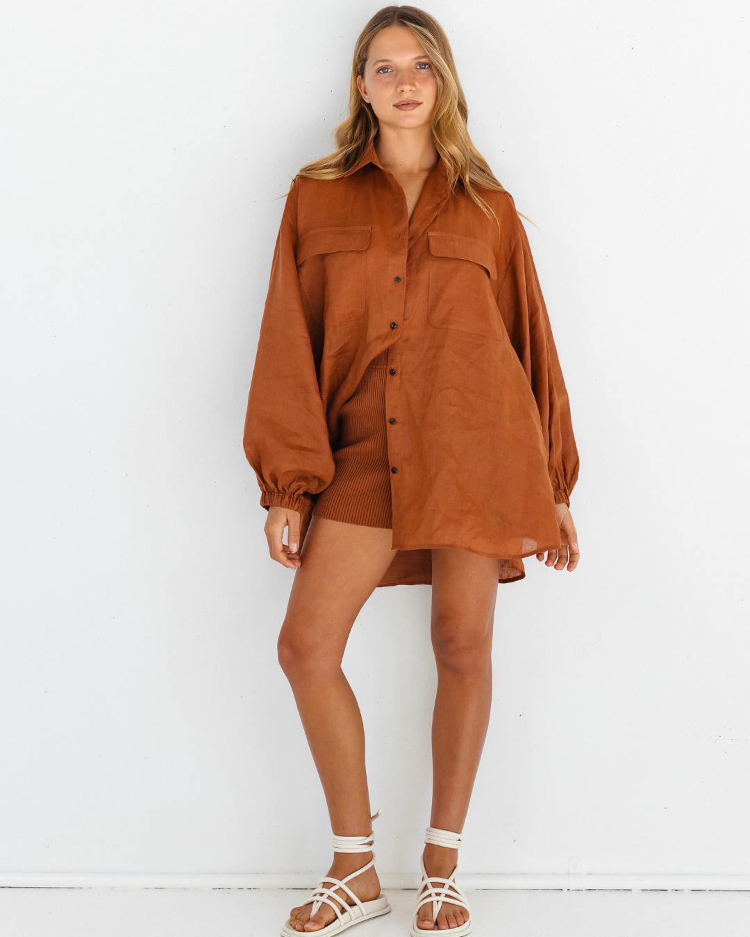 Camisa oversize de lino para mujer con diseño informal y mangas abullonadas