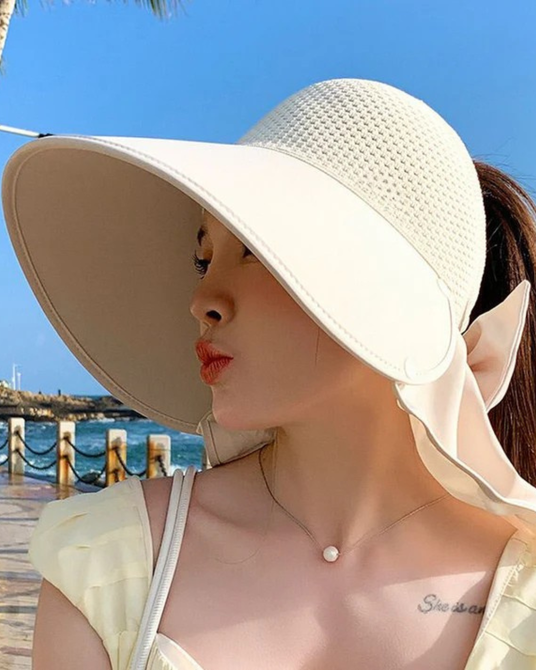 Sombrero de Ala Ancha con Lazo Elegante para Días Soleados
