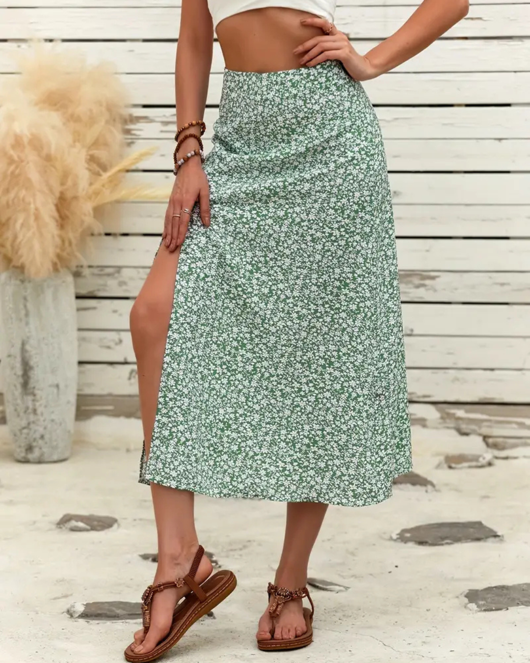 Falda con Estampado Floral y Abertura Lateral para un Look Fresco y Femenino
