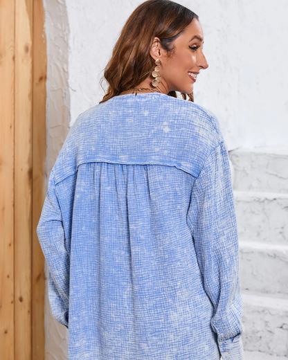 Camisa de Manga Larga con Cuello en V, Botones Frontales y un Diseño Clásico con Toque Moderno