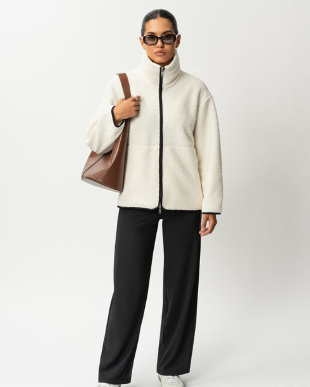 Abrigo de lana con cremallera frontal y cuello alto