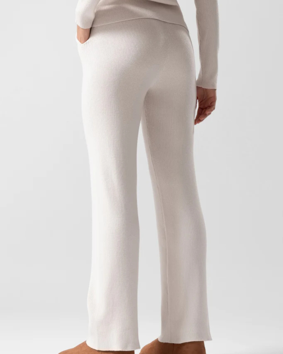 Conjunto de Dos Prendas de Punto Acanalado: Cárdigan y Pantalón para más Estilo y Comodidad