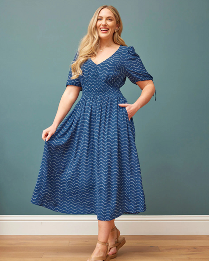 Vestido Sostenible de Corte Elegante en Azul Marino