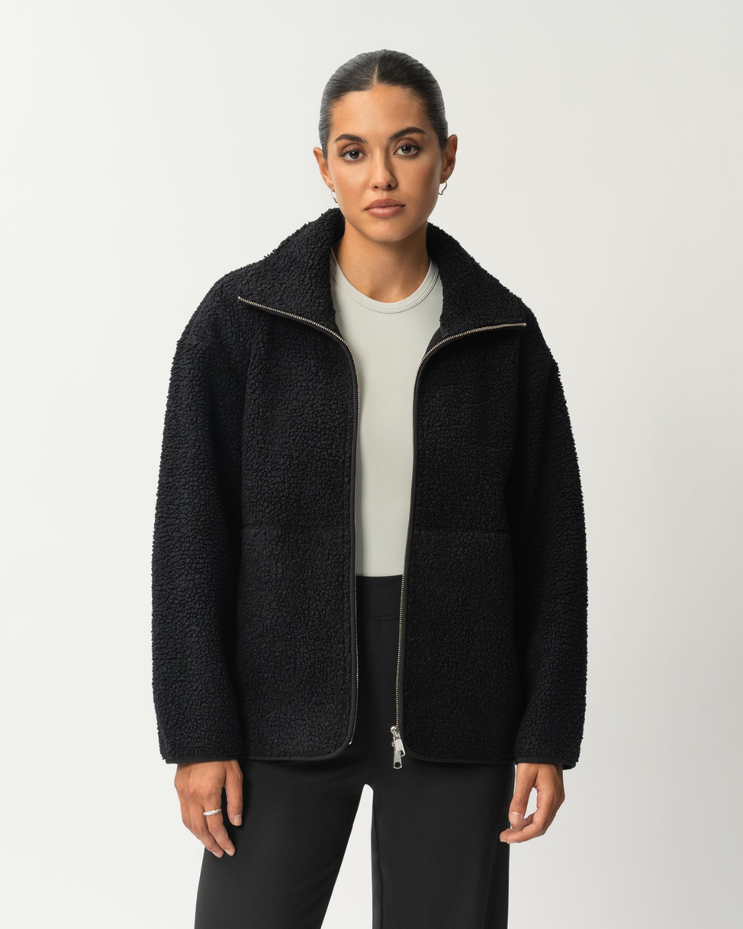 Abrigo de lana con cremallera frontal y cuello alto