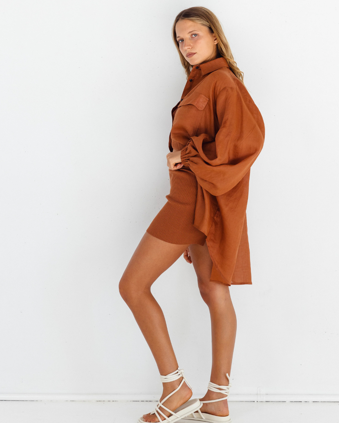 Camisa oversize de lino para mujer con diseño informal y mangas abullonadas