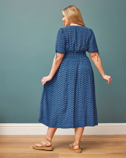 Vestido Sostenible de Corte Elegante en Azul Marino