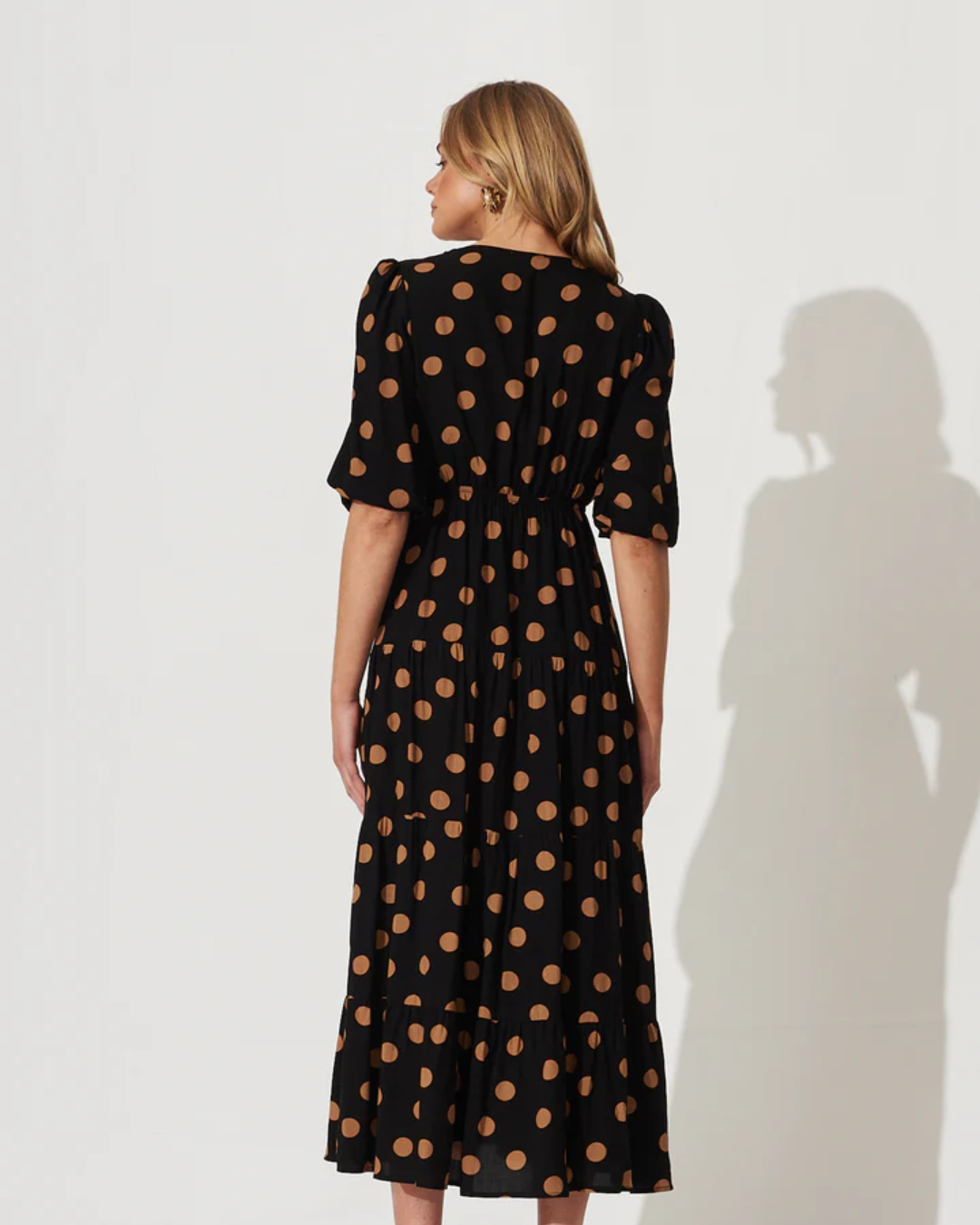 Vestido de Lunares con Escote en V Cruzado y Cinturón que Realza la Cintura para una Silueta Femenina y Elegante