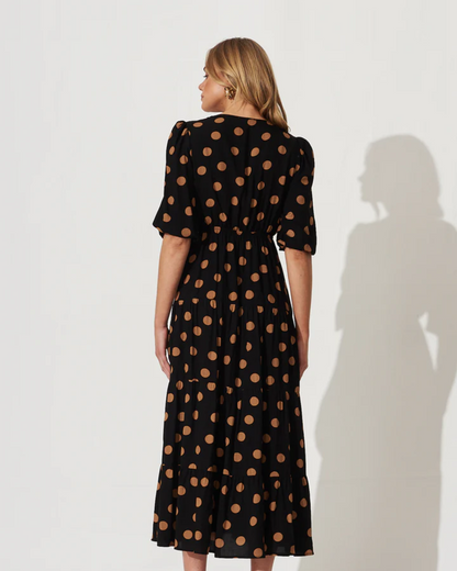 Vestido de Lunares con Escote en V Cruzado y Cinturón que Realza la Cintura para una Silueta Femenina y Elegante