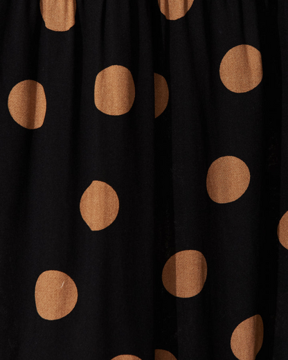 Vestido de Lunares con Escote en V Cruzado y Cinturón que Realza la Cintura para una Silueta Femenina y Elegante